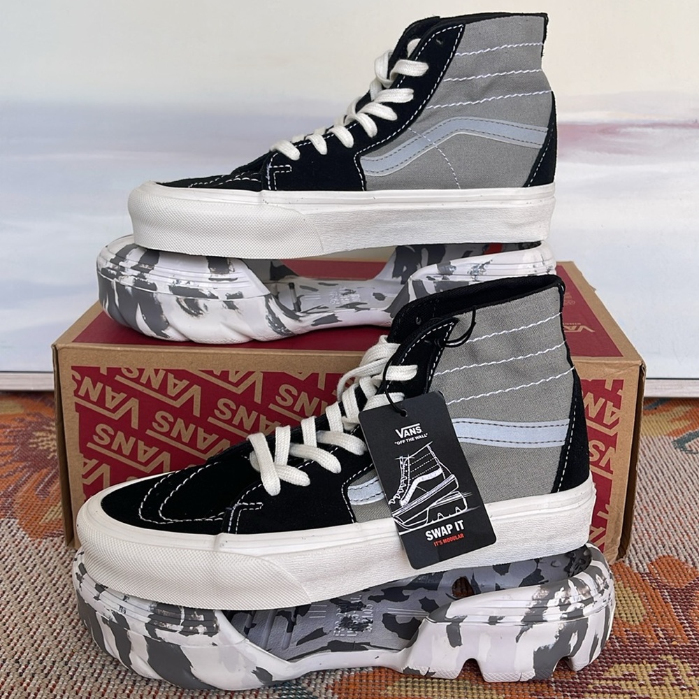 Vans WMNS Sk8-Hi Tapered
Moon Rocks Black/Reflective 
VN0A7Q5TBRF
Sneakers - Picture 10 of 16